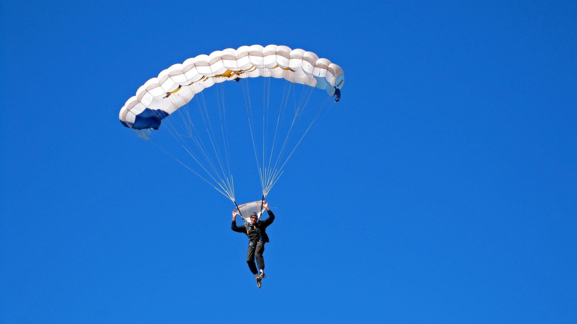 老鹰展翅粉碎掘金，英格拉姆化身关键先生